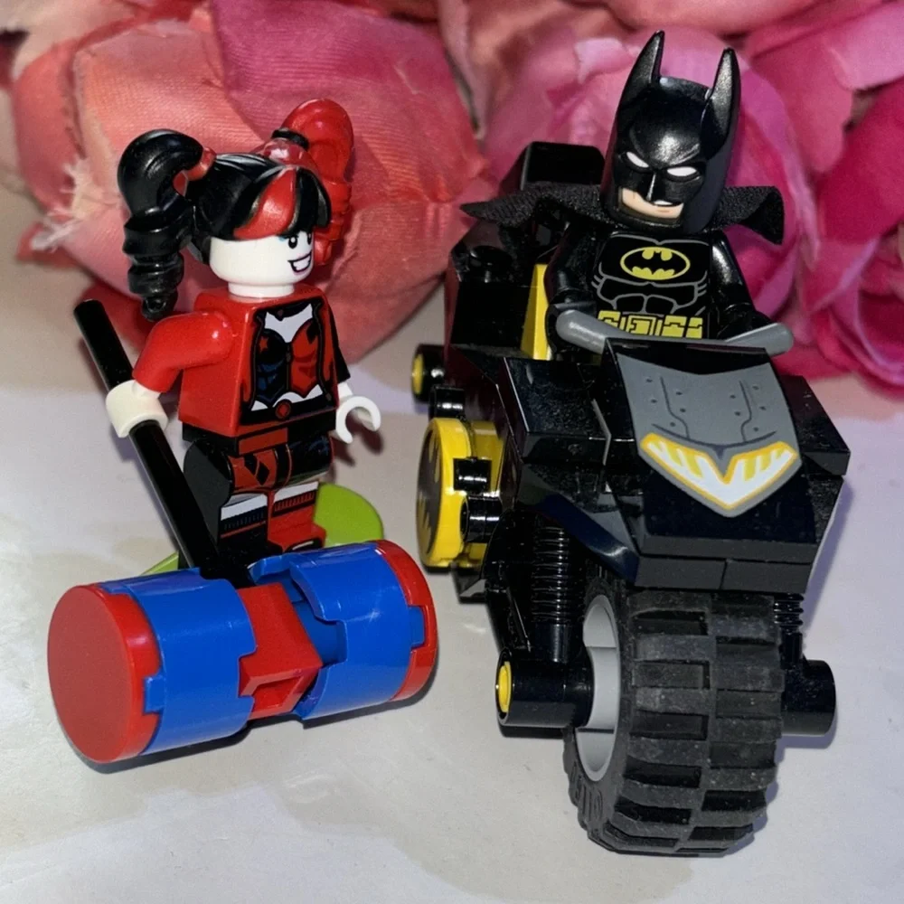 LEGO DC Batman Versus Harley Quinn 76220, Superhero Action Figure and Bike